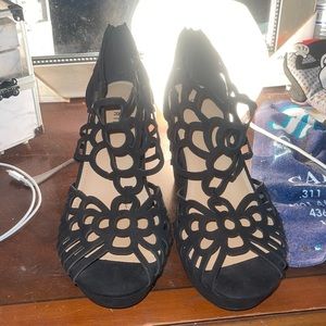 Black wedges